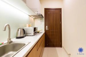KINDNEST Cosy & Luxury Apartment, 5 Minutes to Tan Son Nhat Airport, Central Location