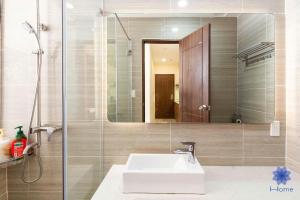 KINDNEST Cosy & Luxury Apartment, 5 Minutes to Tan Son Nhat Airport, Central Location