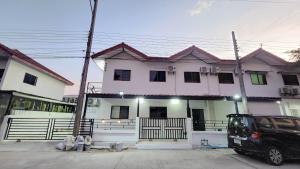 หลังมอ บิวตี้ อพาร์ตเมนต์ เปลี่ยนชื่อเป็นหลังมอ อพาร์ทเมนท์สามสาว ห้องพักจะอยู่ในทาวเฮ??