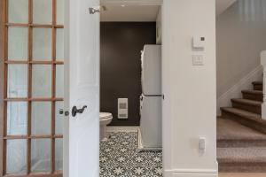 Farmhouse-Style Townhouse - 3 Floors - Fireplace