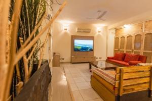 Artistic late side villa