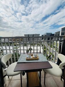 Stunning Sunset & Fireworks View - Shore Residences - Near- MOA Balcony - Pool - Netflix