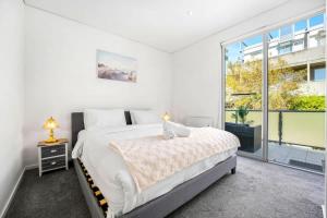 Upscale 1BR Apt near Monash with Parking Included