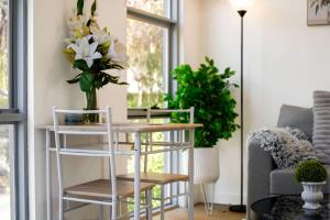 Upscale 1BR Apt near Monash with Parking Included