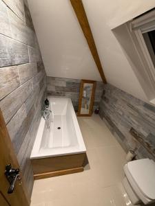 Detached property, beams, hot tub large garden