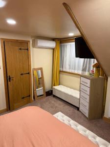 Detached property, beams, hot tub large garden