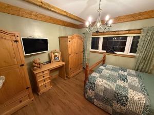 Detached property, beams, hot tub large garden