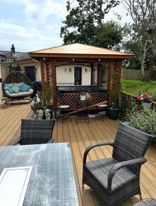 Detached property, beams, hot tub large garden