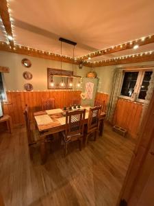 Detached property, beams, hot tub large garden