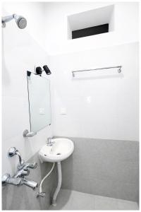 Hotel Rylvish Blue Inn Sagar Suite Near Jagannath Temple- Free Parking & Lift - Best Superior Hotel IN Puri