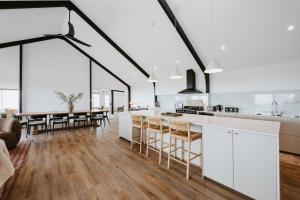 Arcadia - Refined Wellness Retreat with Scenic Views