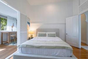 Strathendrick Timeless Queenslander Haven near CBD