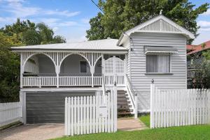 Strathendrick Timeless Queenslander Haven near CBD