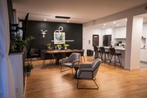 206 - Bright Modern Condo - Pool and River View