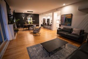 206 - Bright Modern Condo - Pool and River View