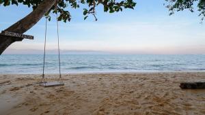 Three Monkeys Mae Nam beach