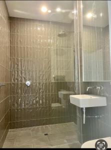 Brand new central 3 bedroom along the beach