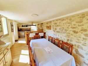 Le Pont Bas bord de rivière proche Puy du Fou