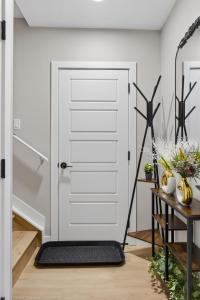Guest Suite in Edmonton, King bed and parking