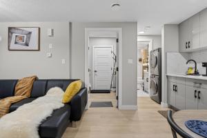 Guest Suite in Edmonton, King bed and parking