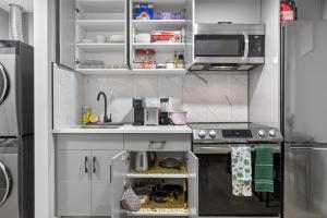 Guest Suite in Edmonton, King bed and parking