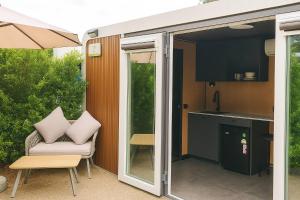 Nomad Cabin with pool&breakfast–Steps from the Sea