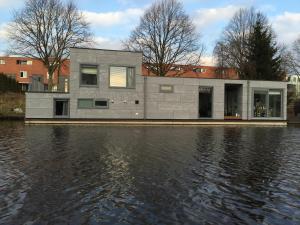 Central and luxurious floating home with garden