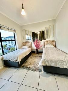 Cape Town Apartment with Table Mountain View