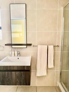 Cape Town Apartment with Table Mountain View