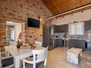 To Petrino Stone Mountain Retreat with Private Pool