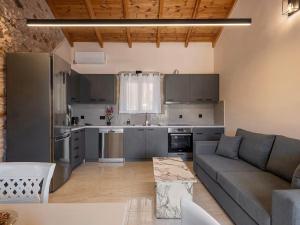 To Petrino Stone Mountain Retreat with Private Pool