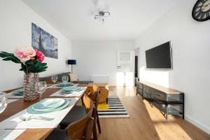 Bright & Spacious Apartment for 6 People with the River View by Noclegi Reenters