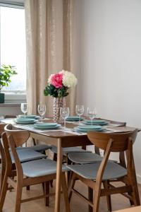 Bright & Spacious Apartment for 6 People with the River View by Noclegi Reenters