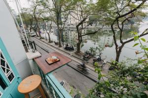 All townhouses, 3 bedrooms, lake view, above Cat Coffee