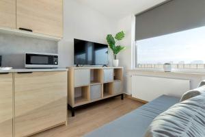 Beige and Grey Studio in Gdańsk with Balcony Close to the Beach by Noclegi Renters