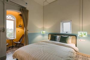 All townhouses, 3 bedrooms, lake view, above Cat Coffee