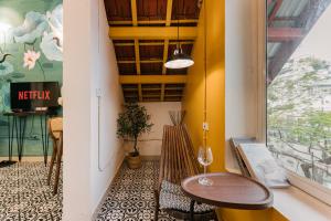 All townhouses, 3 bedrooms, lake view, above Cat Coffee