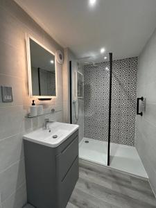 Games Room, Sleeps 11, Gated Parking, WiFi