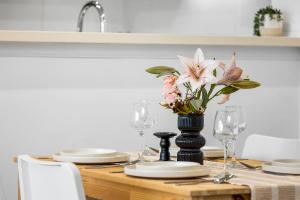 Stylish 2BR Stay – Near Cafés & Transport