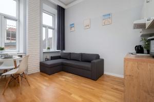 Black and White Studio Next to the Museum of Art by Noclegi Renters