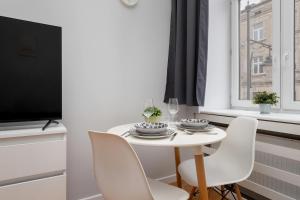 Black and White Studio Next to the Museum of Art by Noclegi Renters