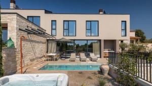 Modern villa Tia II with outdoor pool in Porec