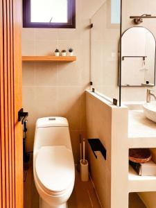 Casa Celesta - New 2BR Villa with Full Kitchen, 55" Smart TV, Working Desk, Hammock & Garden Seating