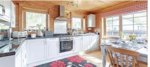 Norfolk lodge with hot tub