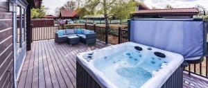 Norfolk lodge with hot tub