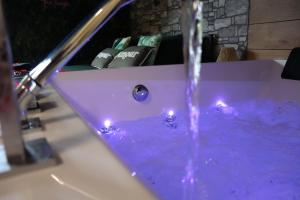 JungLove room - Spa & Cinéma Privé - Évasion romantique