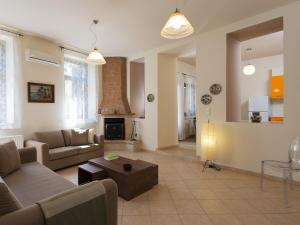 3-Min Drive to Kalyves Beach, Stone Villa in Armenoi next to Cafés & Taverns by the Natural Water Springs