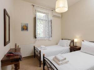 3-Min Drive to Kalyves Beach, Stone Villa in Armenoi next to Cafés & Taverns by the Natural Water Springs