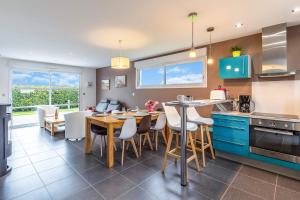 Villa Yana Bretagne Piscine Intérieure partagée et Spa Privatif 100m de la Plage