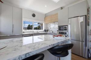 In CBD! 3bed! LOTR Cinema Experience!Perks!